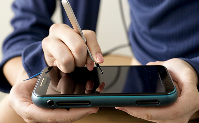 ensuring-compatibility-of-wearable-and-portable-electronic-devices