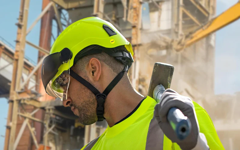 ensuring-proper-fit-and-impact-protection-of-helmet-straps-and-padding